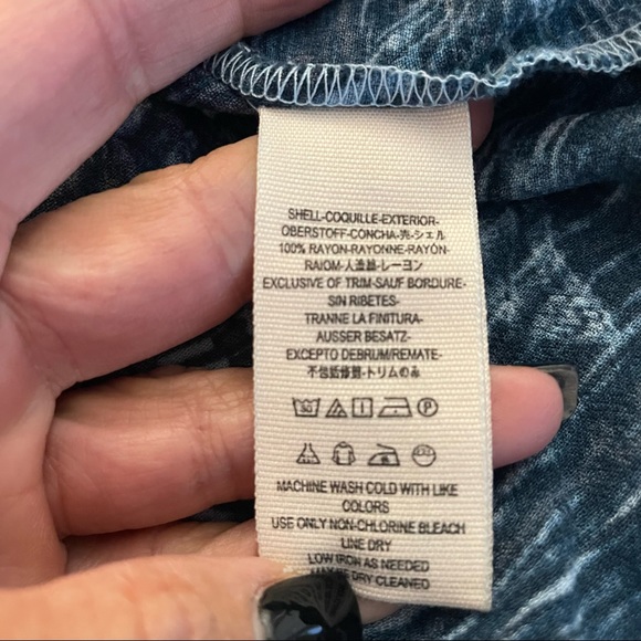 Free People blue & black print V-neck with buttons top size XS - Picture 9 of 9